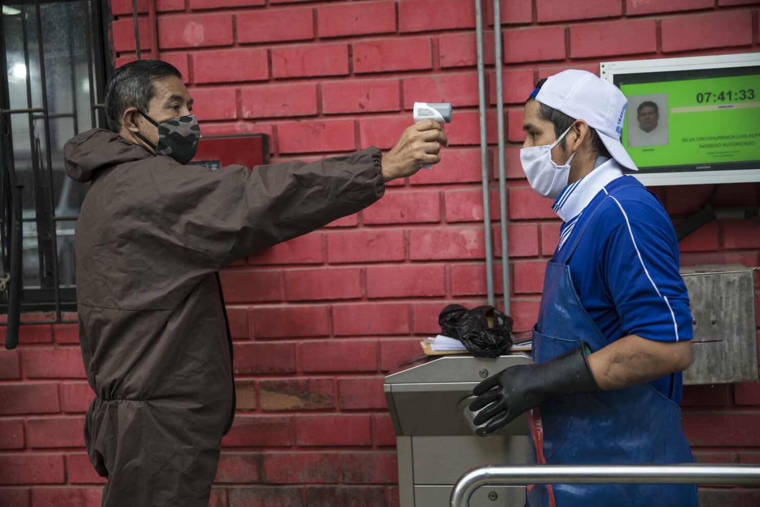 US death toll from coronavirus surges past 100 000 people AP News